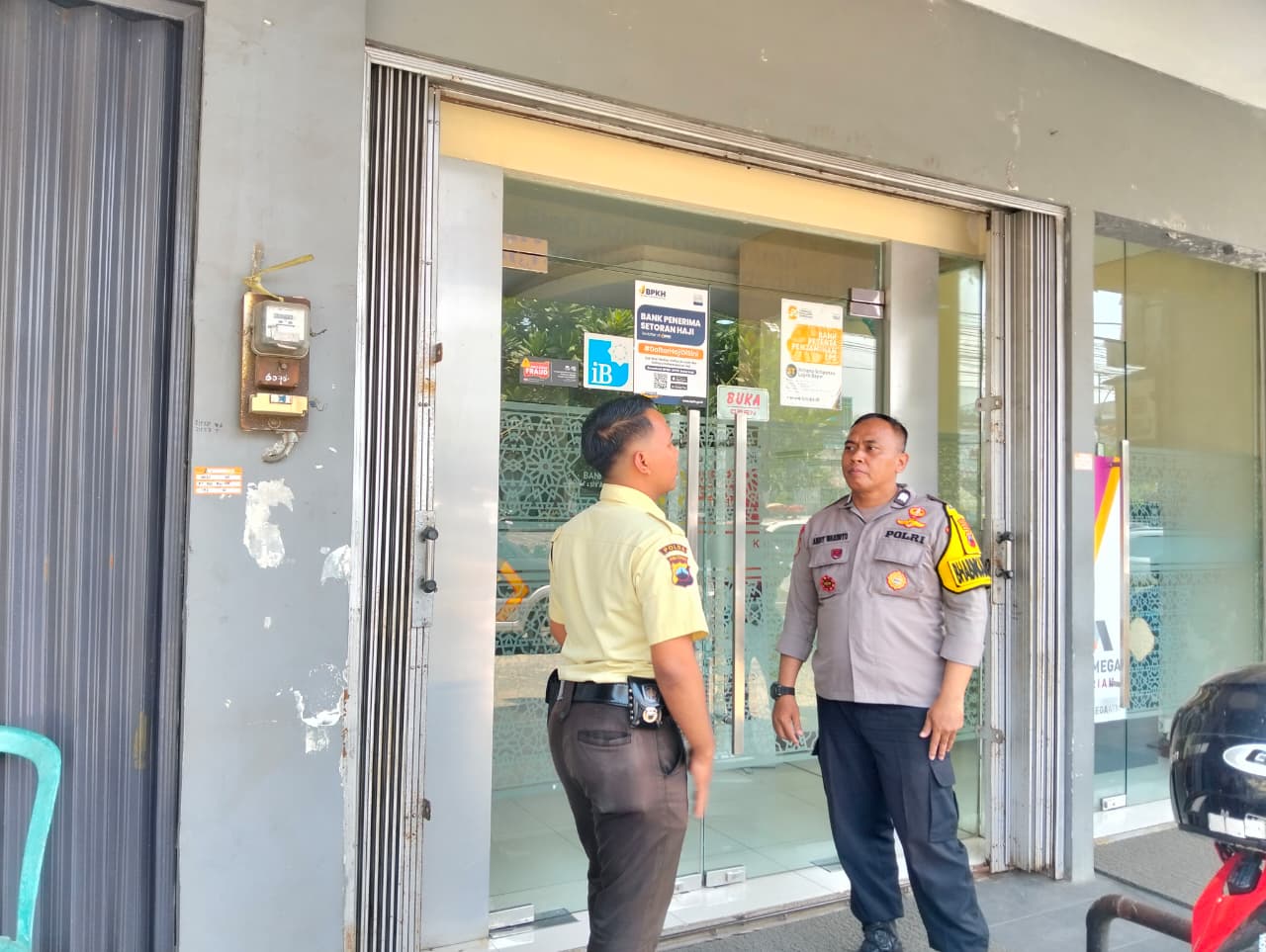 Sambangi Satpam Perbankan, Bhabinkamtibmas Polsek Purwokerto Timur Cegah Curanmor dan Gangguan Kamtibmas