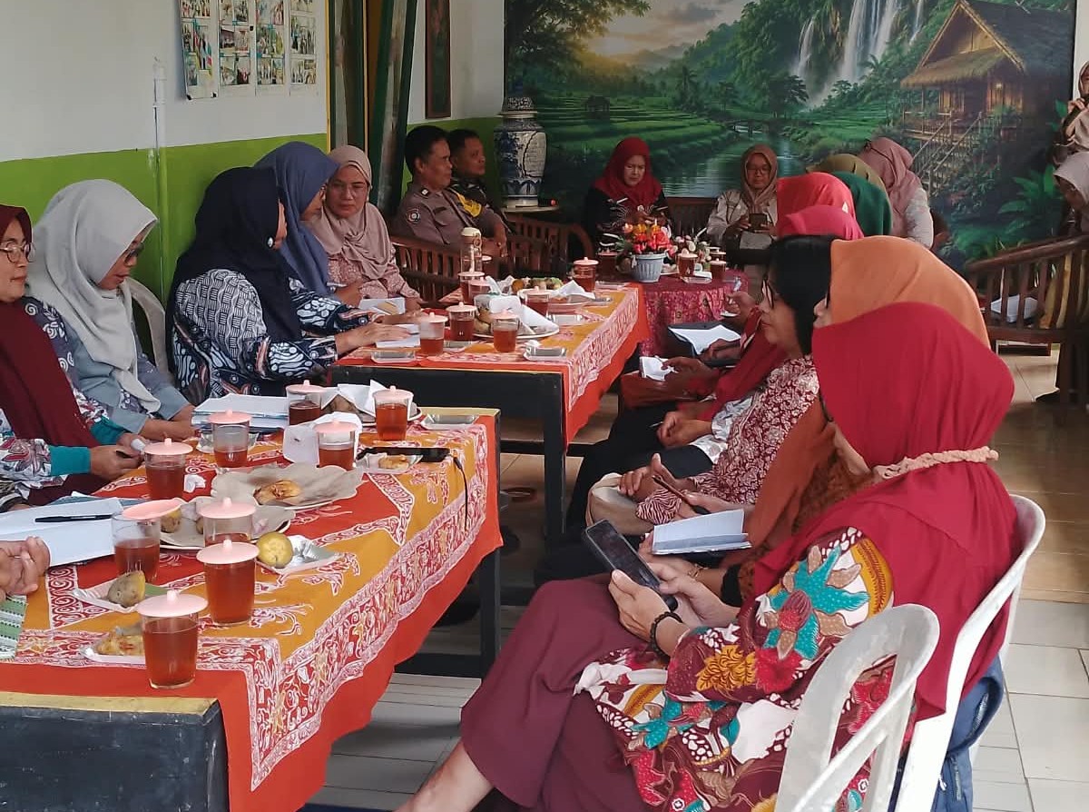Bhabinkamtibmas Polsek Sumpiuh Hadiri Pertemuan Kelompok Wanita Tani, Ingatkan Bahaya Bakar Sampah Sembarangan