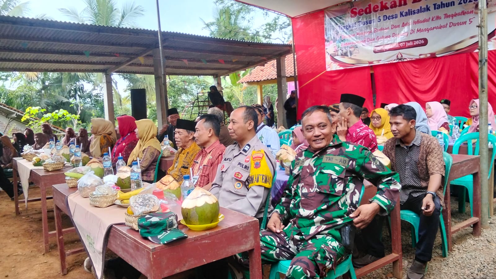 Bhabinkamtibas Kebasen Banyumas Hadiri Tradisi Ruwat Bumi, Perkuat Sinergi dan Kamtibmas