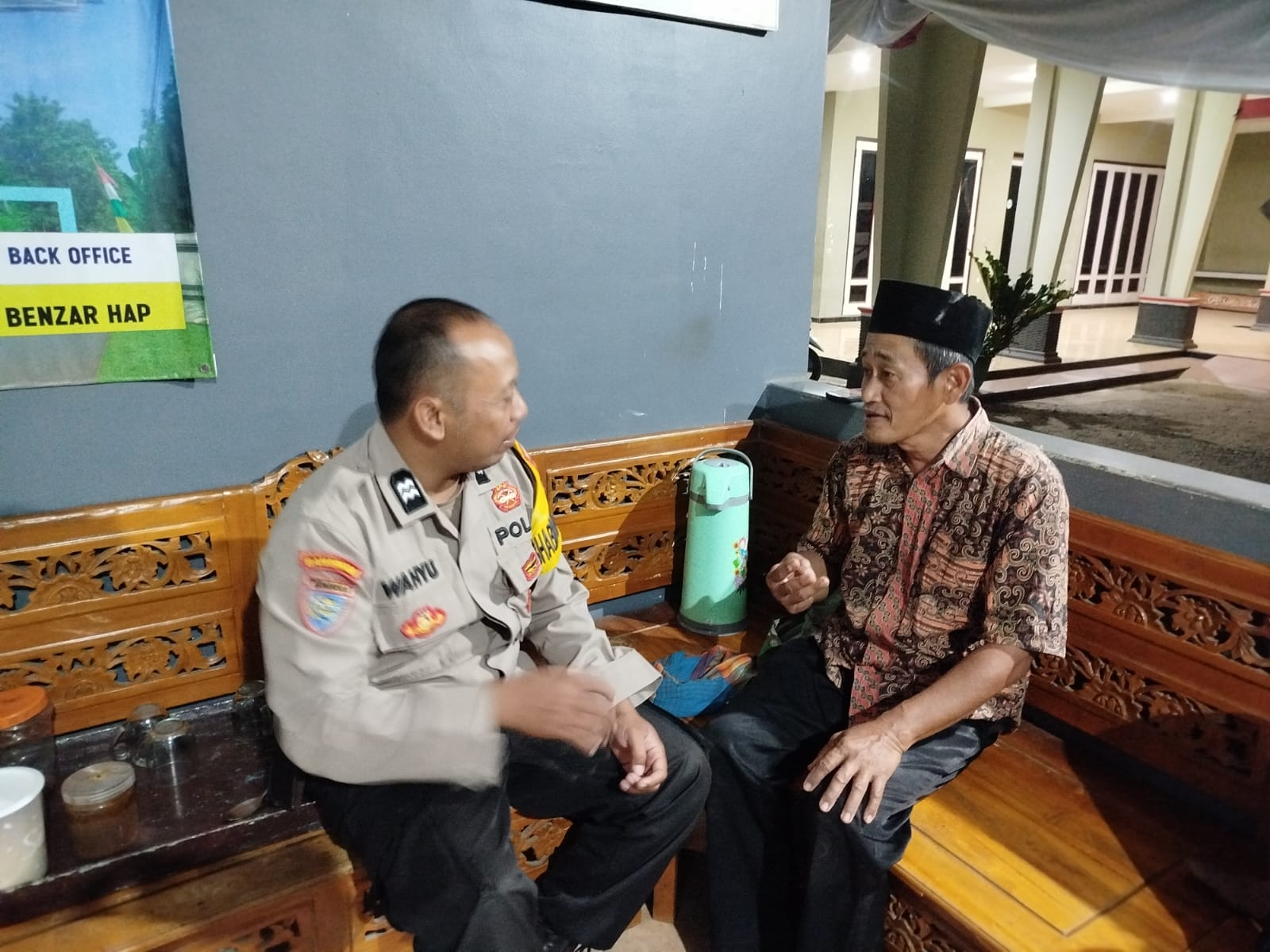 Bhabinkamtibmas Kebasen Aktif Sambangi Petugas Jaga Malam, Kamtibmas di Kantor Pemdes Kalisalak Diperkuat