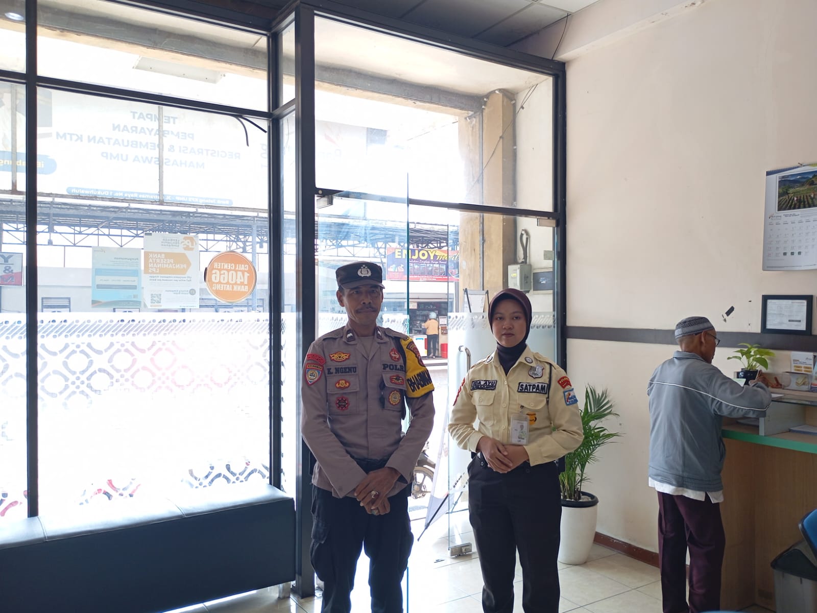 Bhabinkamtibmas Polsek Kalibagor Banyumas Sambangi Security Bank, Perkuat Keamanan dan Pelayanan Nasabah