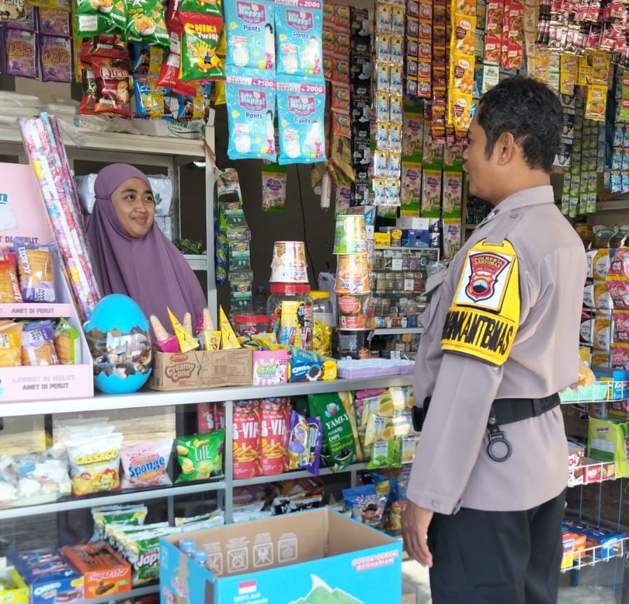 Sambangi Toko Sembako, Bhabinkamtibas Ingatkan Kewaspadaan dan Keamanan Lingkungan