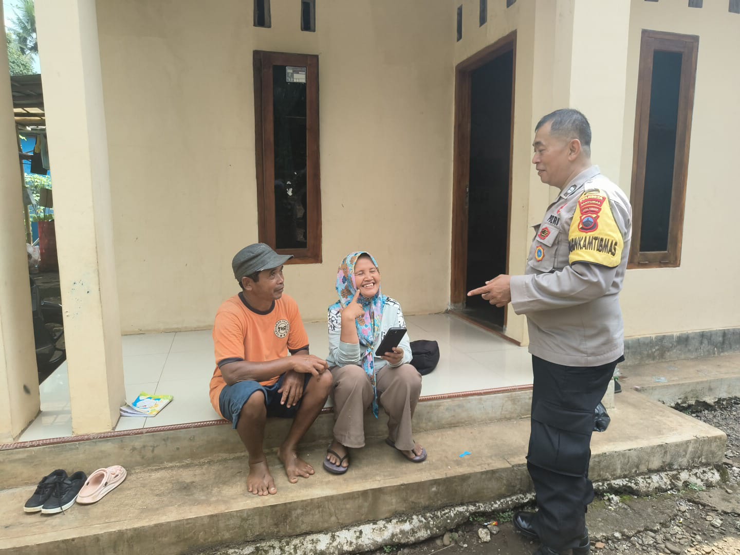 Bhabinkamtibmas Cilongok Banyumas Sambangi Warga, Ajak Tingkatkan Poskamling di Desa Langgongsari