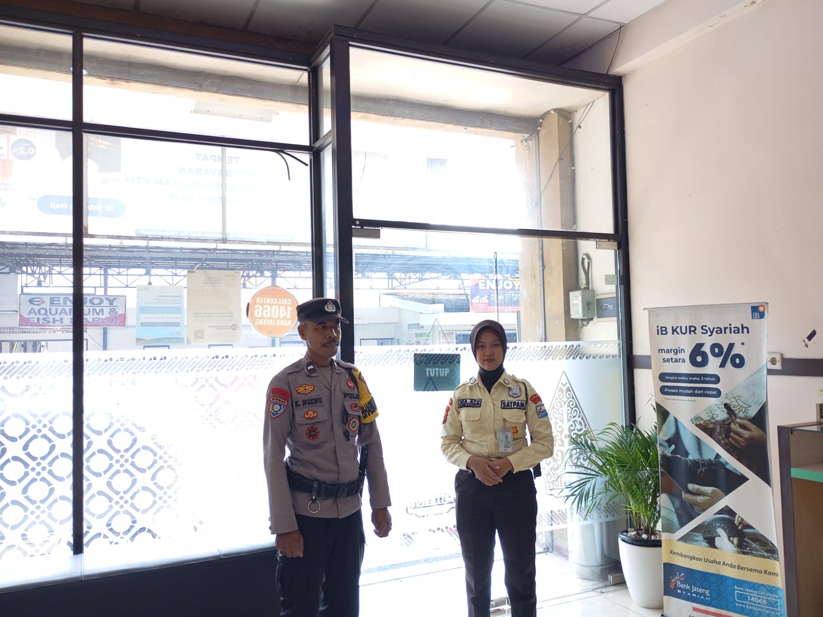 Sambangi Bank Jateng Syariah Unit UMP, Bhabinkamtibmas Kembaran Banyumas Binluh Cegah Penipuan