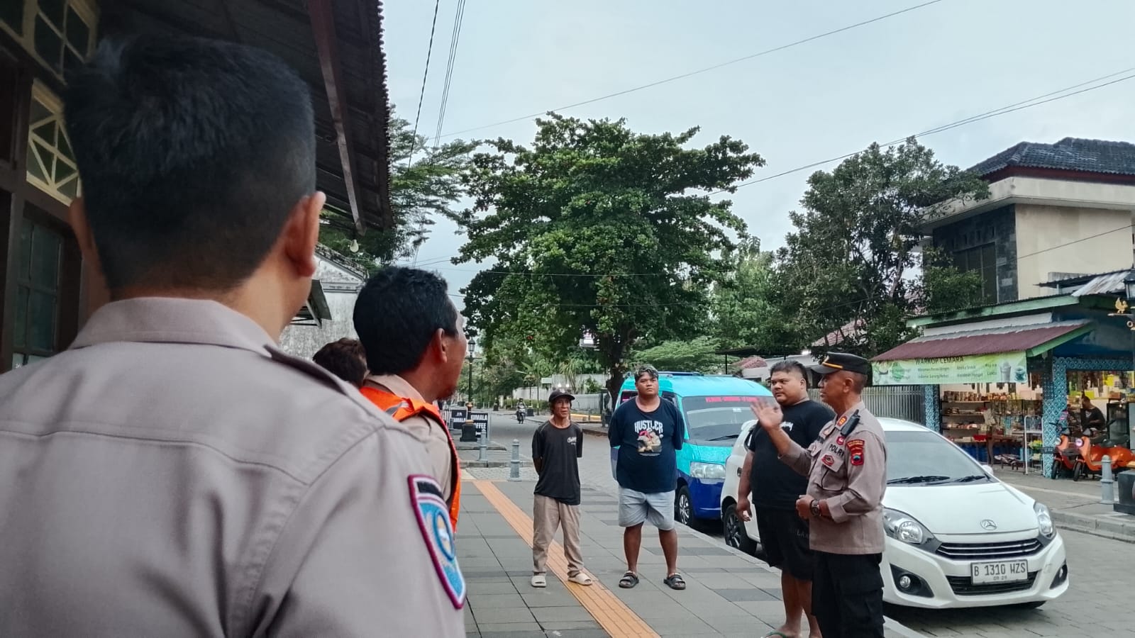 Jaga Kondusivitas Kota Lama, Polsek Banyumas Beri Rompi untuk Supeltas