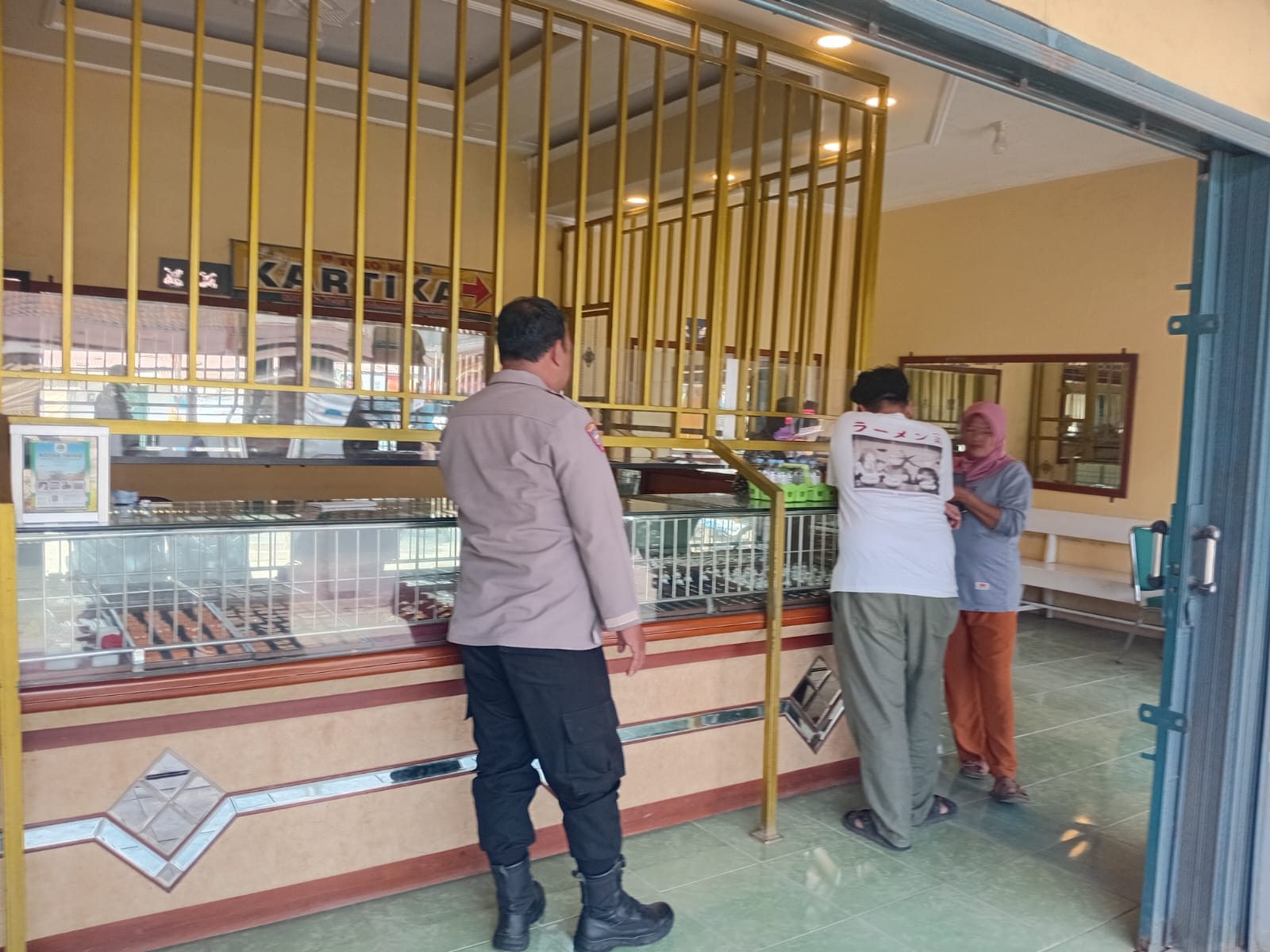 Bhabinkamtibmas Kemranjen Banyumas Amankan Toko Emas Kartika, Perkuat Langkah Preventif