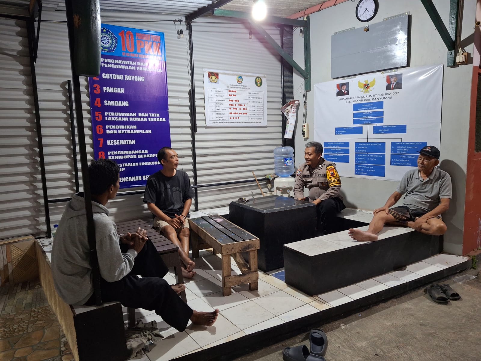 Sambangi Pos Kamling, Bhabinkamtibmas Banyumas Ajak Warga Jaga Kamtibmas Tetap Kondusif
