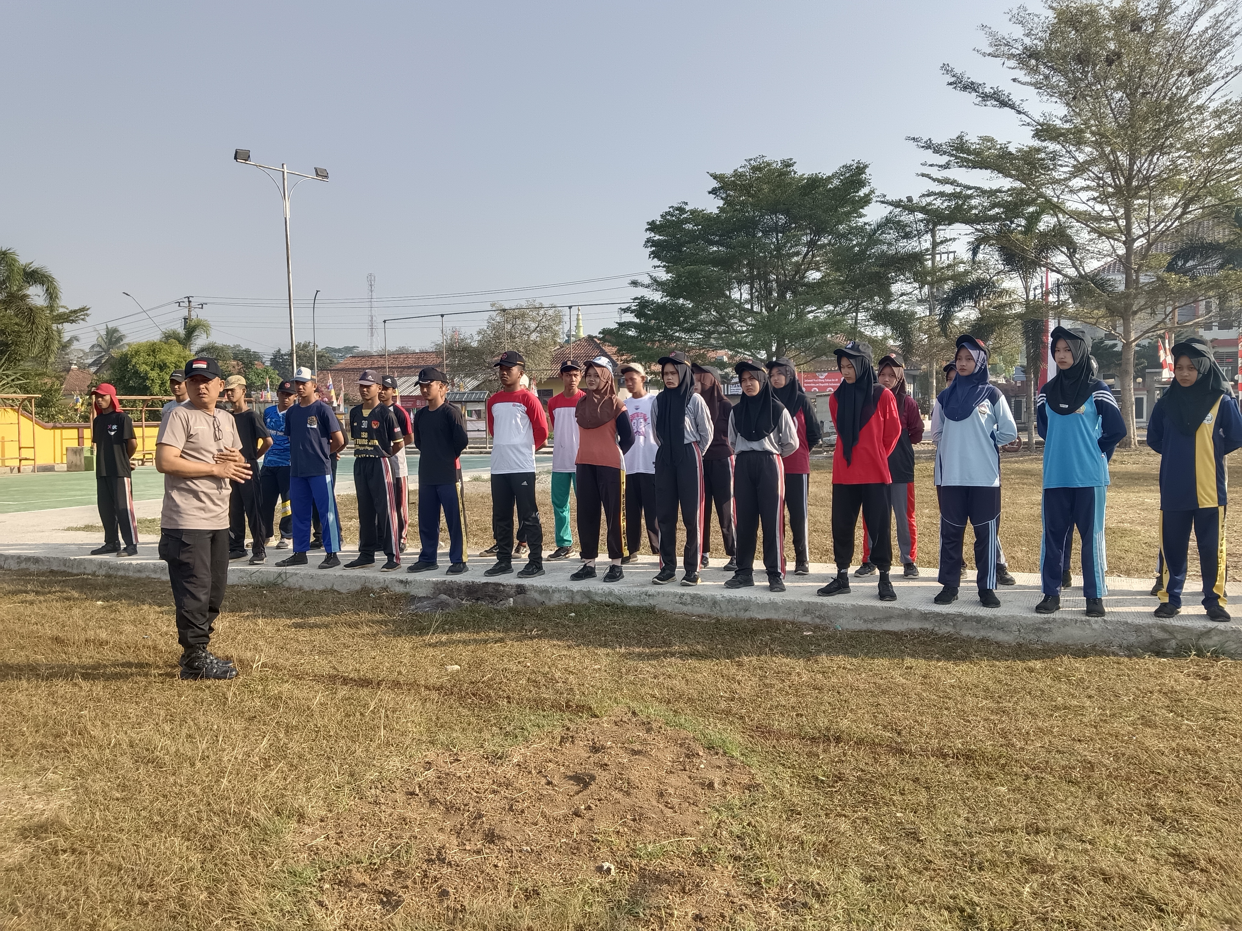 Jelang HUT ke-81 RI, Bhabinkamtibmas dan Babinsa Latih Paskibra Desa Singasari