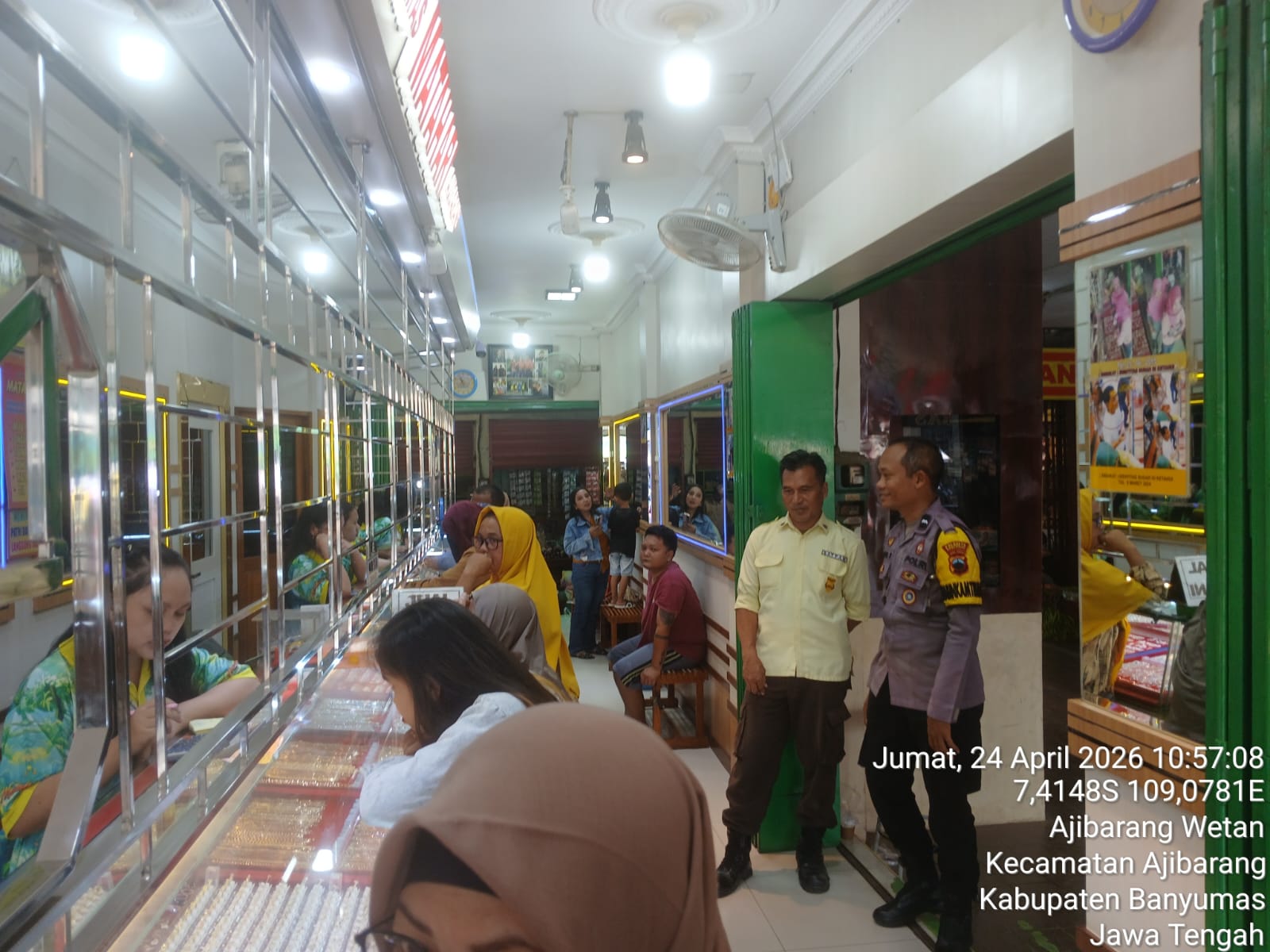 Sambangi Pasar, Bhabinkamtibmas Polsek Ajibarang Polresta Banyumas, Tekankan Kewaspadaan
