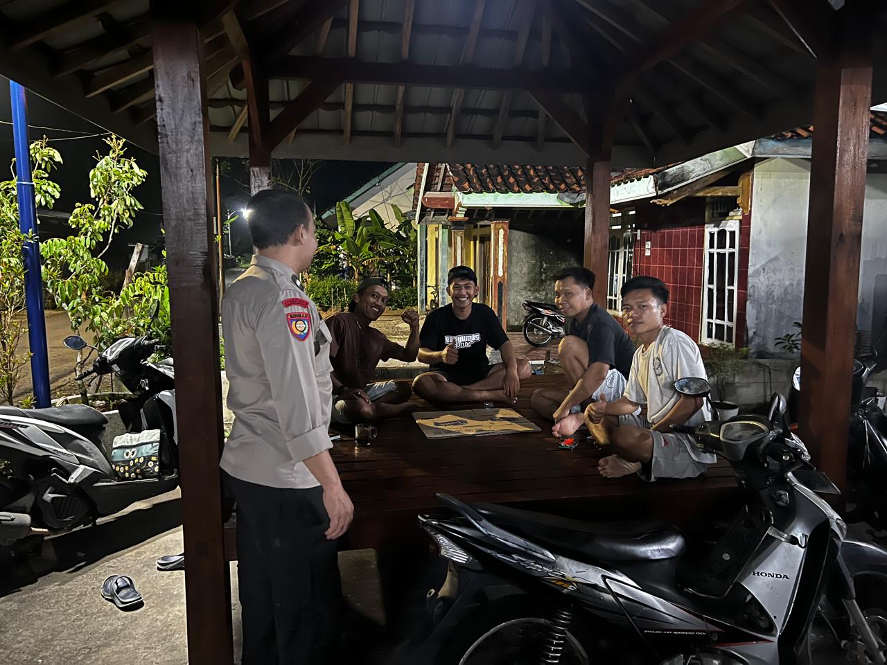 Sambangi Pos Satkamling, Bhabinkamtibmas Kembaran Polresta Banyumas Ajak Warga Tingkatkan Kewaspadaan