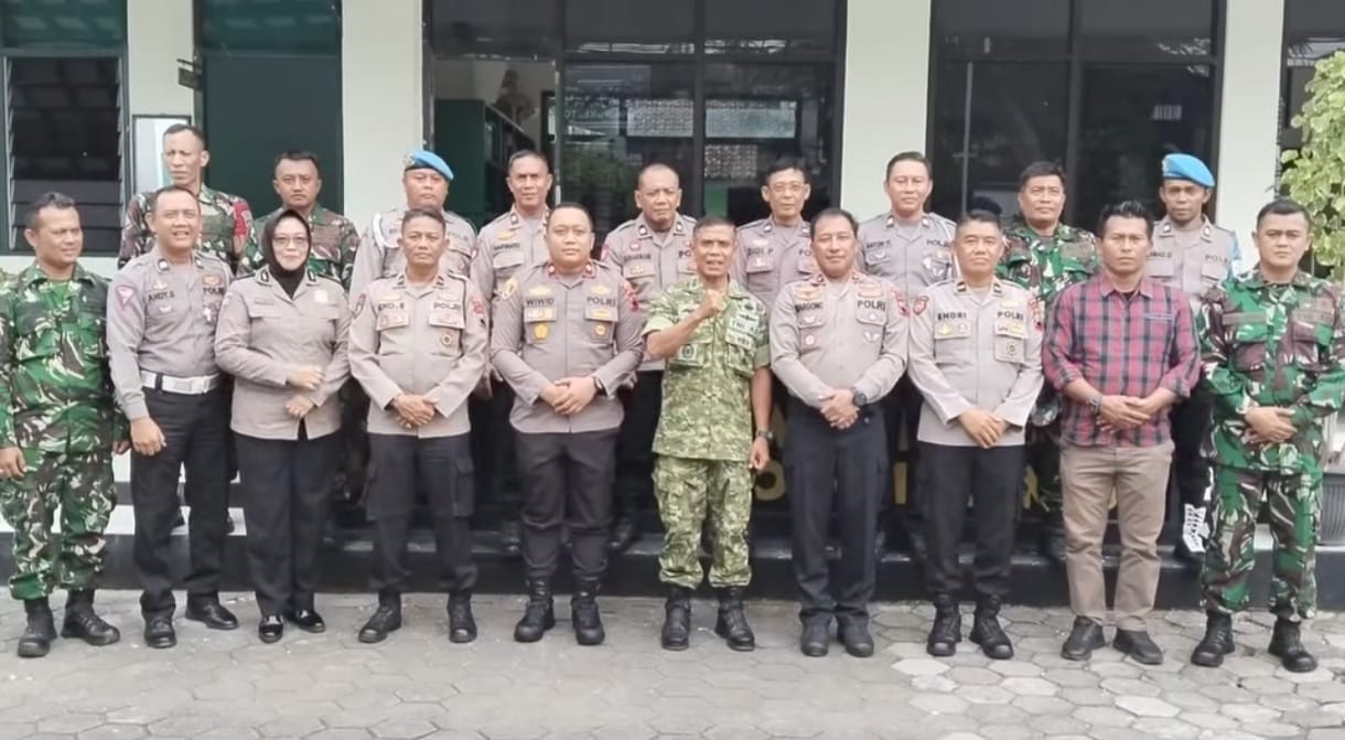 Polsek Purwokerto Timur Perkuat Soliditas TNI-Polri, Jalin Silaturahmi dengan Koramil 01 Purwokerto Utara