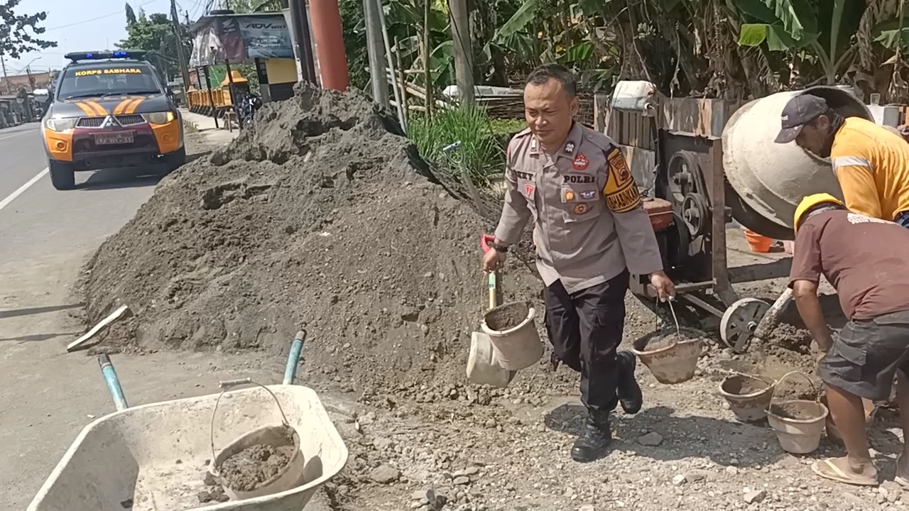 Polisi dan Warga Gotong Royong Rehabilitasi Masjid di Wangon Banyumas, Perkuat Kebersamaan