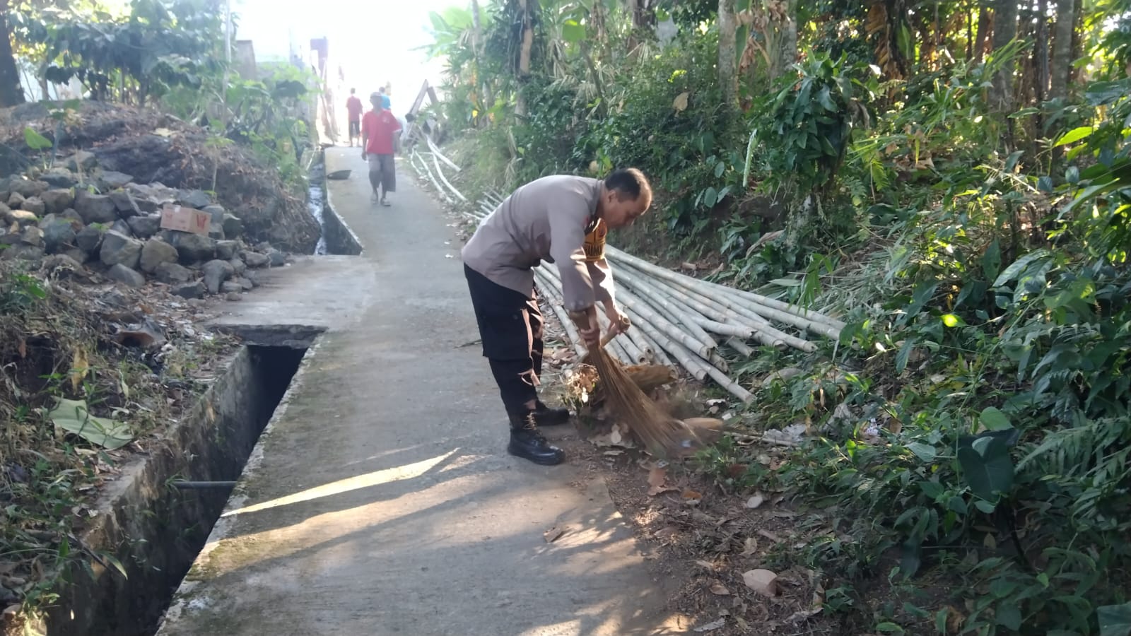 Gotong Royong Bersihkan Lingkungan, Bhabinkamtibmas Sumbang dan Warga Kompak Jaga Kampung