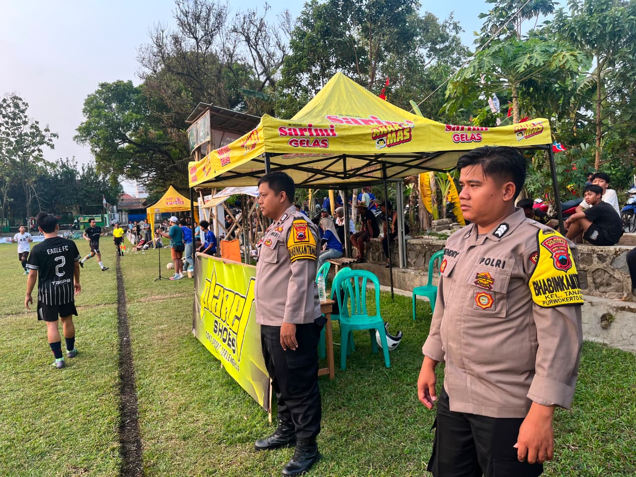 Bhabinkamtibmas Purwokerto Selatan Hadir Amankan Liga Seduluran Berkoh, Pertandingan Berjalan Tertib