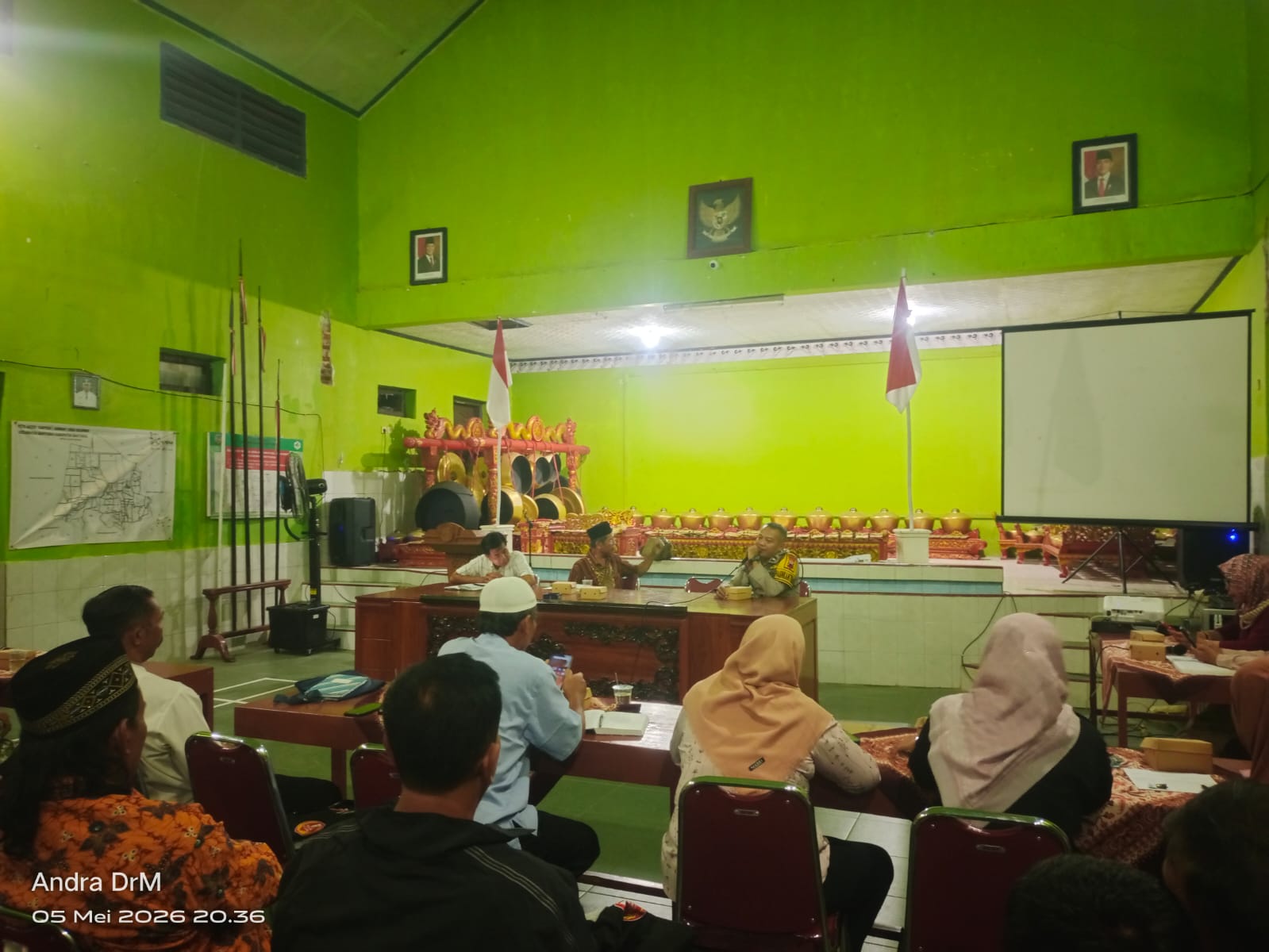 Bhabinkamtibmas Banyumas Hadiri Rapat Desa Kejawar, Dorong Satkamling Lebih Aktif dan Mobile