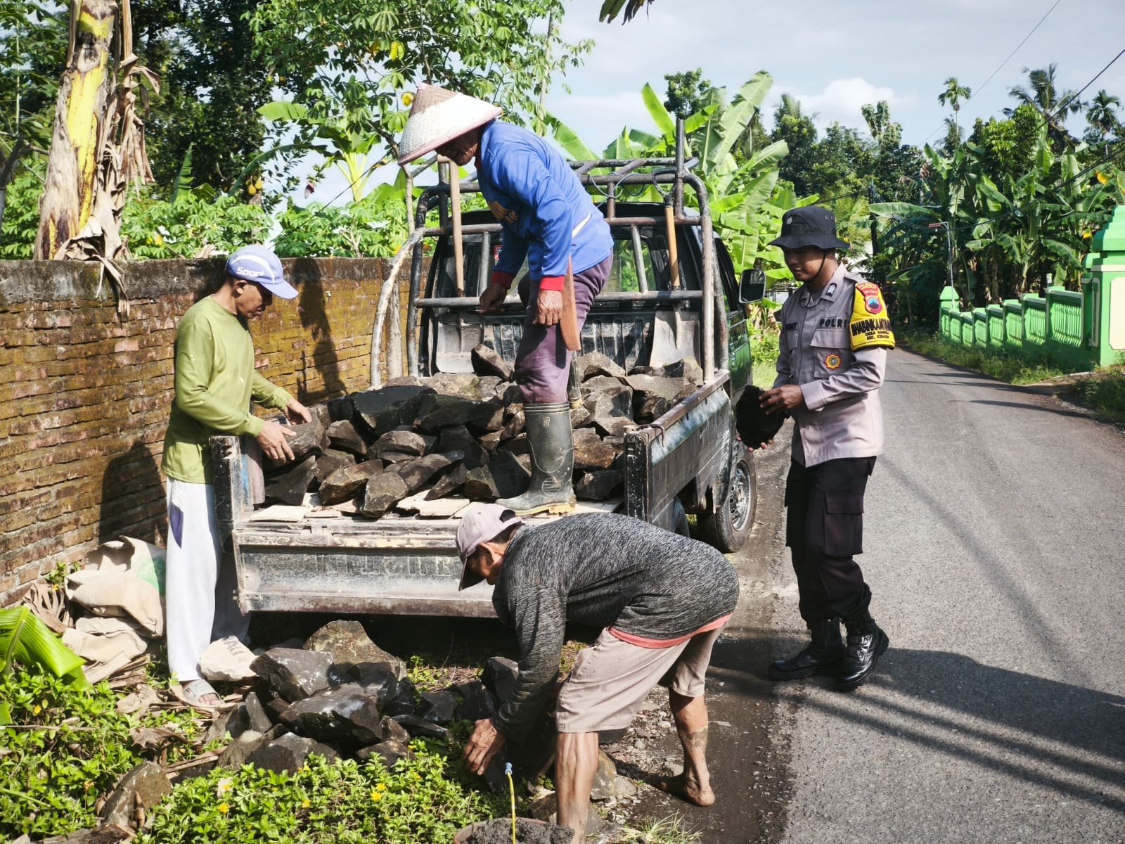 Bhabinkamtibmas Kebasen Polresta Banyumas Gotong Royong Perbaiki Drainase, Warga Diimbau Aktif Jaga Kamtibmas