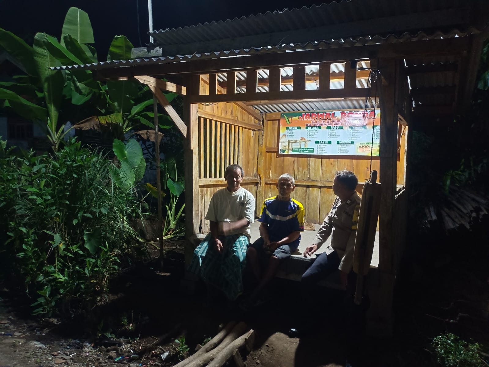 Bhabinkamtibmas Purwokerto Timur Banyumas Sambangi Pos Ronda, Tekankan Patroli Jam Rawan
