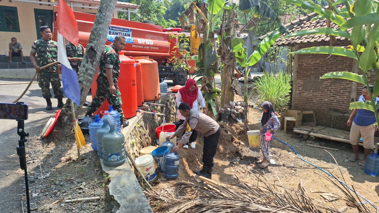Bhabinkamtibmas Polsek Patikraja Dampingi Distribusi Air Bersih untuk Warga Terdampak Kemarau
