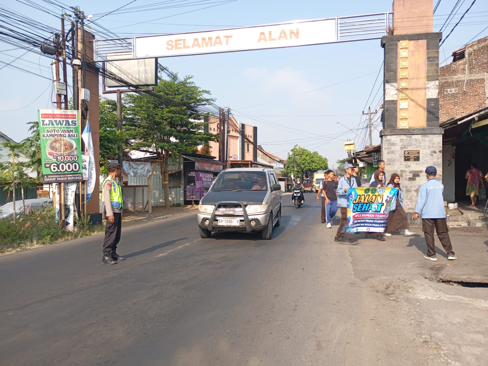 Polsek Kembaran Banyumas Kawal Jalan Sehat 1.700 Siswa SMK Kesatrian 2 Purwokerto