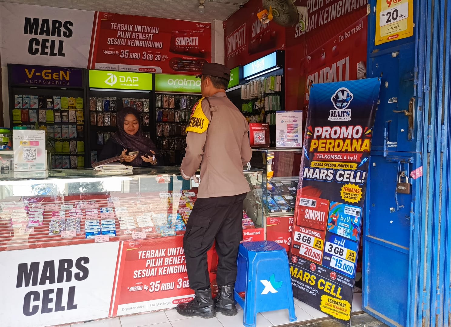 Sambangi Pemilik Toko Handphone, Bhabinkamtibmas Karanglewas Serap Informasi dan Sampaikan Pesan Kamtibmas