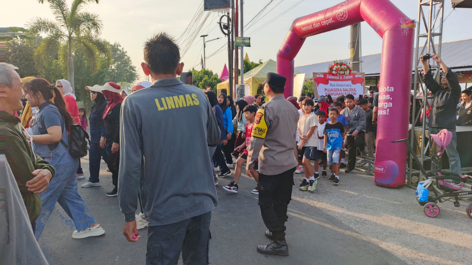 Polsek Kedungbanteng Banyumas Amankan Jalan Sehat dan Nobar Piala Dunia di Pujasera Balidul