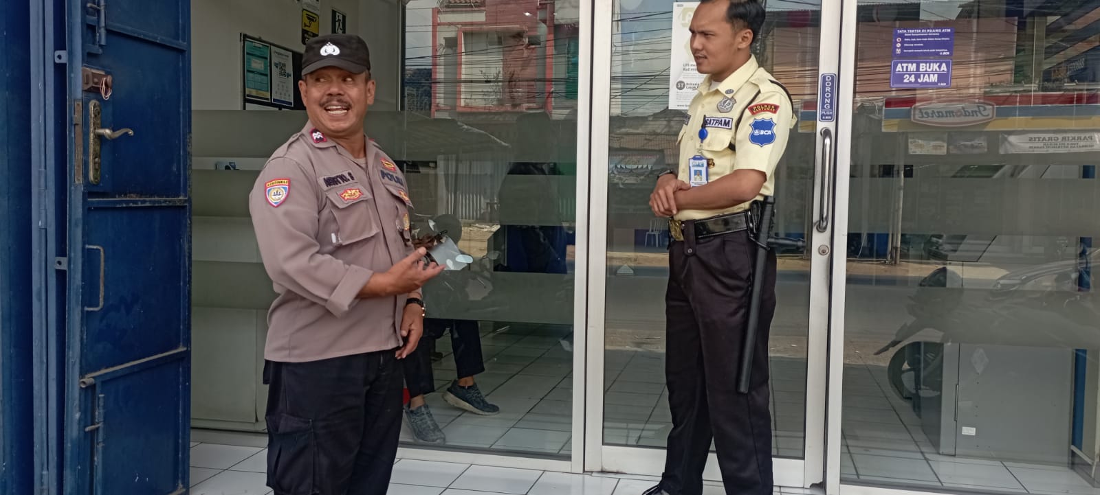 Sambangi Satpam BCA, Bhabinkamtibmas Sokaraja Bangun Sinergi Ciptakan Kamtibmas Kondusif