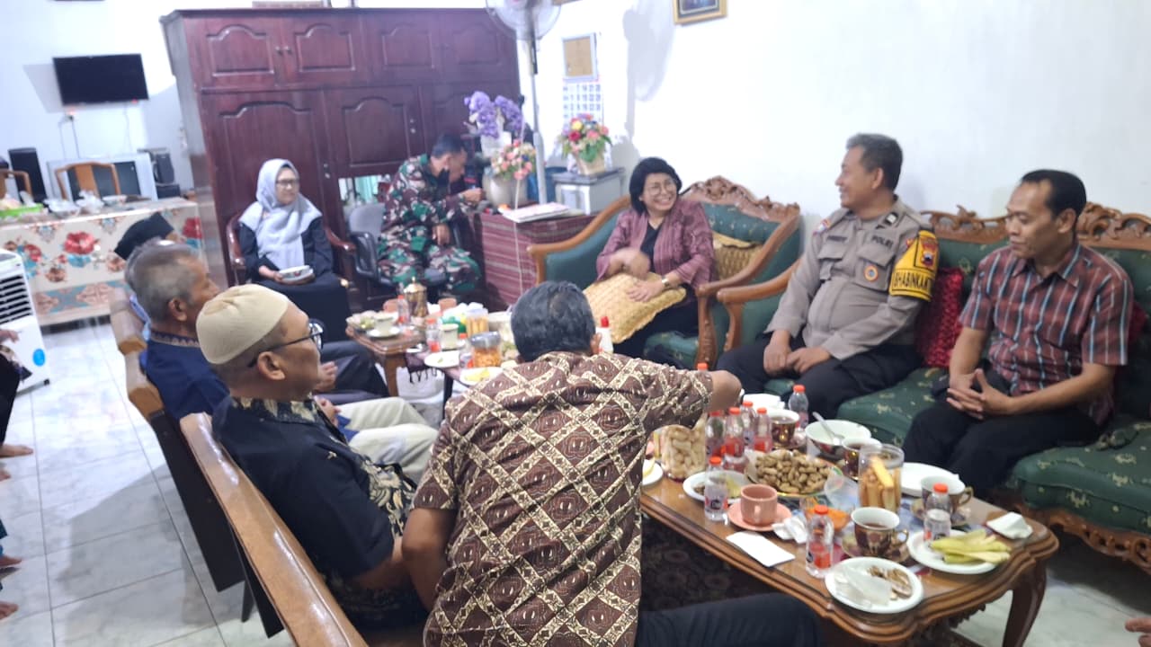 Hadiri Pertemuan Warga, Bhabinkamtibmas Polsek Purwokerto Timur Ajak Aktifkan Kembali Satkamling
