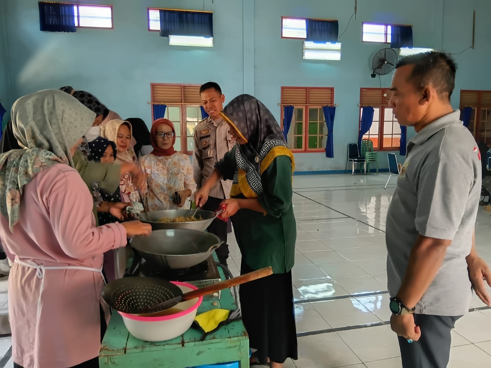 Bhabinkamtibmas Polsek Kemranjen Hadir di Pelatihan Pembuatan Abon Ikan Lele, Sampaikan Pesan Kamtibmas