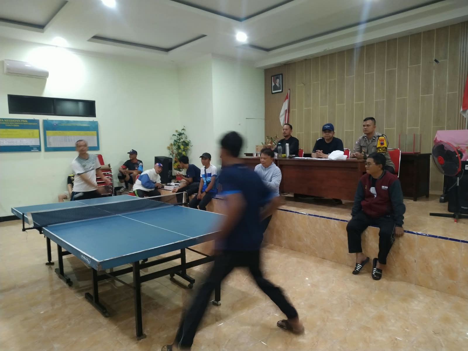 Jaga Kamtibmas, Bhabinkamtibmas Baturraden Banyumas Kawal Pertandingan Tenis Meja Warga Pamijen