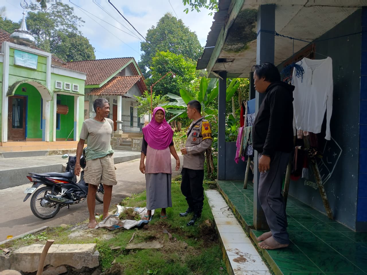 Bhabinkamtibmas Polsek Cilongok Sambangi Warga Sokawera, Ajak Bersama Jaga Kamtibmas