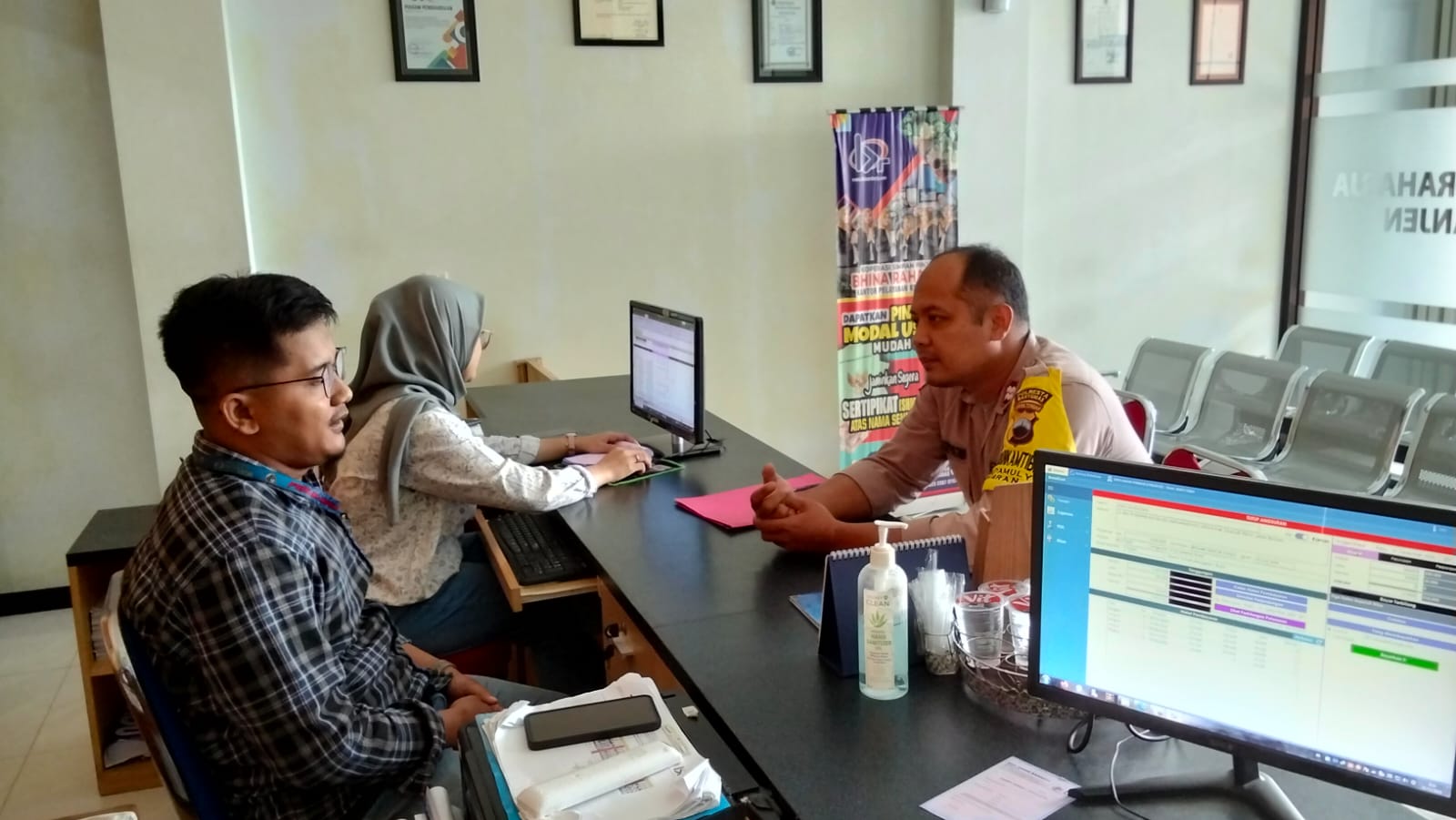 Sambangi Koperasi di Sidamulya, Bhabinkamtibas Kemranjen Polresta Banyumas Perkuat Pengamanan dan Pengawasan