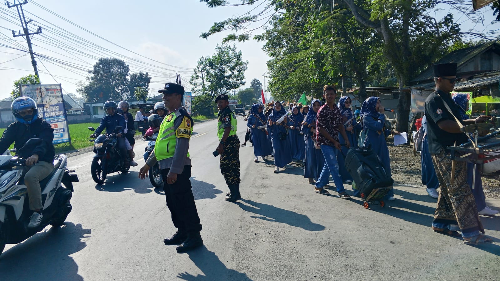 Bhabinkamtibmas Amankan Pawai Ta’aruf di Rawalo Banyumas