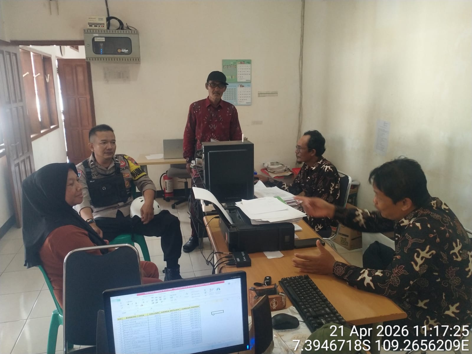 Sambangi Kelurahan, Bhabinkamtibmas Purwokerto Timur Polresta Banyumas Imbau Antisipasi Dampak Cuaca Ekstrem