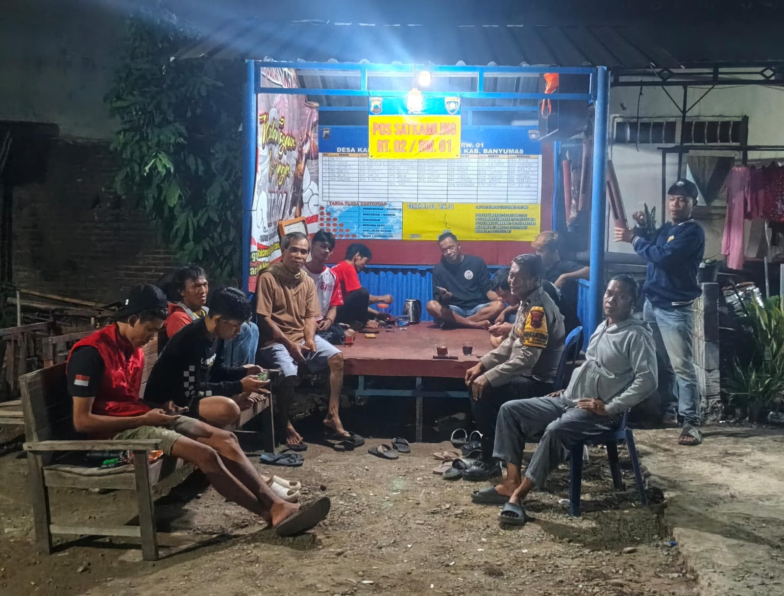 Perkuat Peran Warga Jaga Keamanan, Bhabinkamtibmas Polsek Sumbang Aktif Sambangi Pos Satkamling